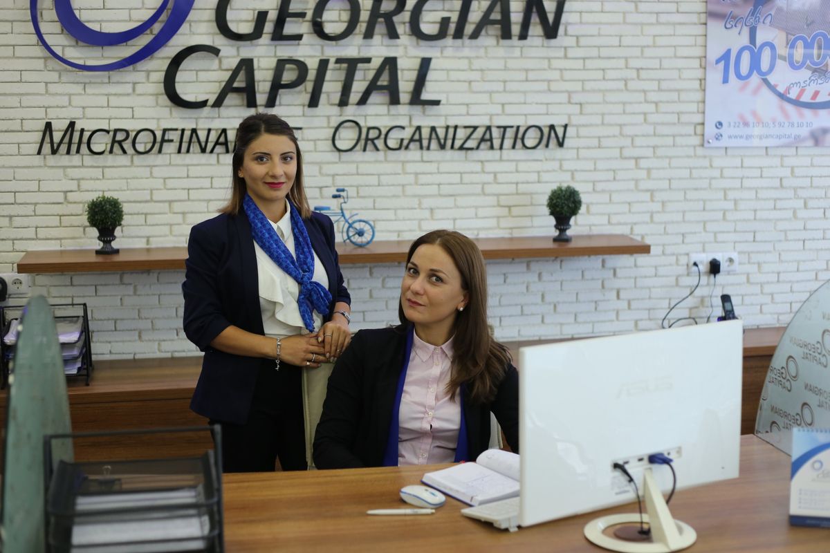 ჯორჯიან კაპიტალის ორი თანამშრომელი ოფისში